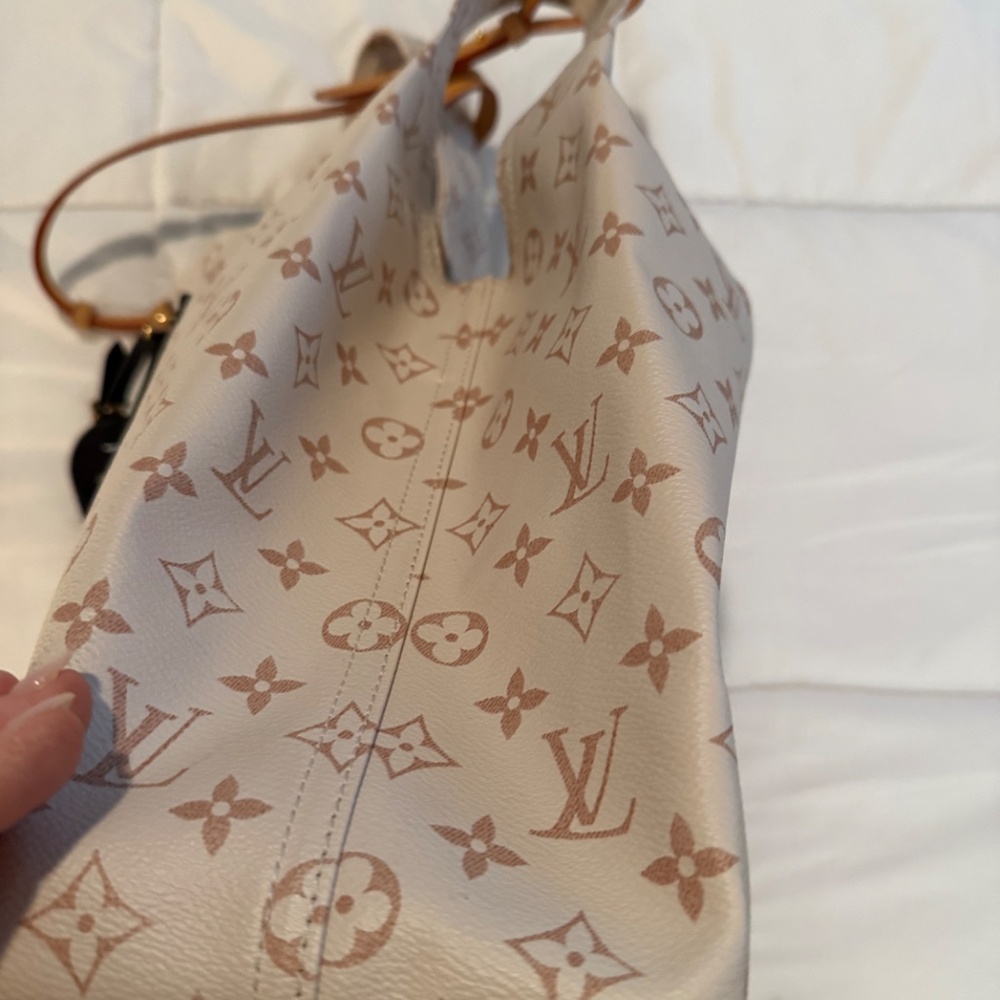 Louis Vuitton - Picture 12 of 15